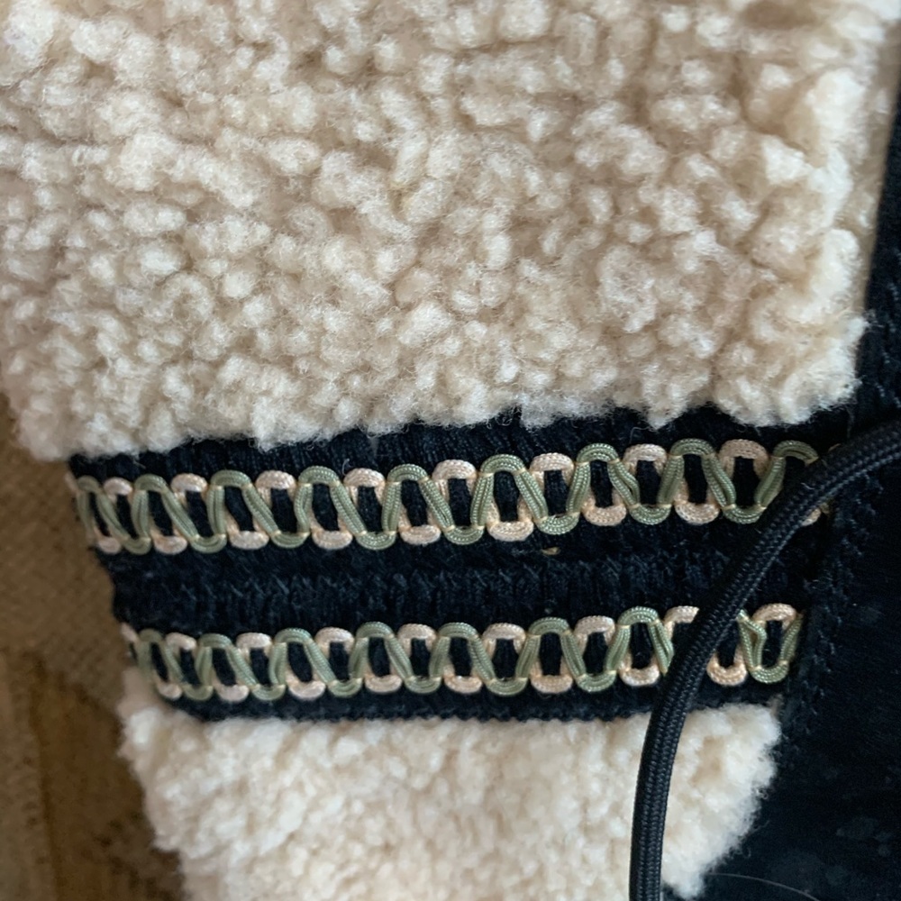 UGGS - Picture 3 of 10